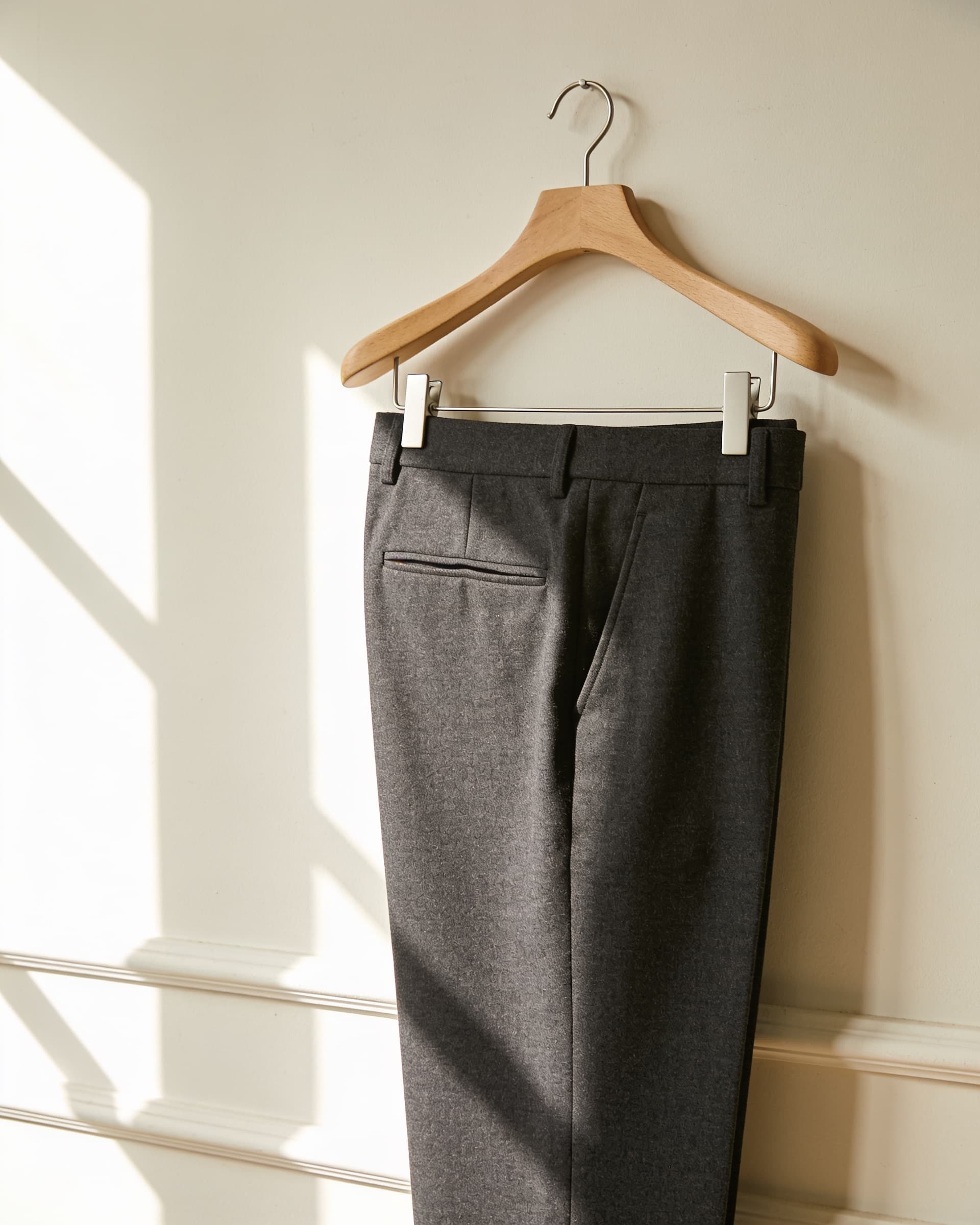Pretina, pinza y bolsillo del pantalón sastre charcoal en gancho de madera